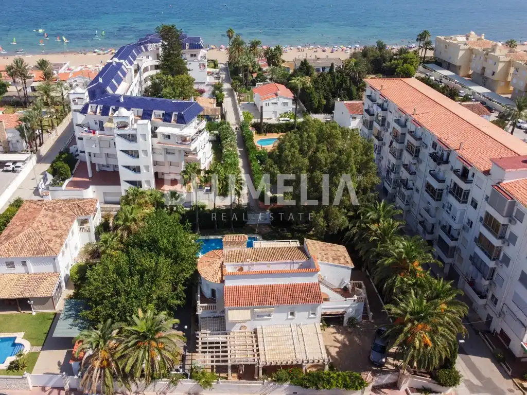 Vista exterior de Casa o xalet en venda en Dénia amb Aire condicionat, Jardí privat i Terrassa