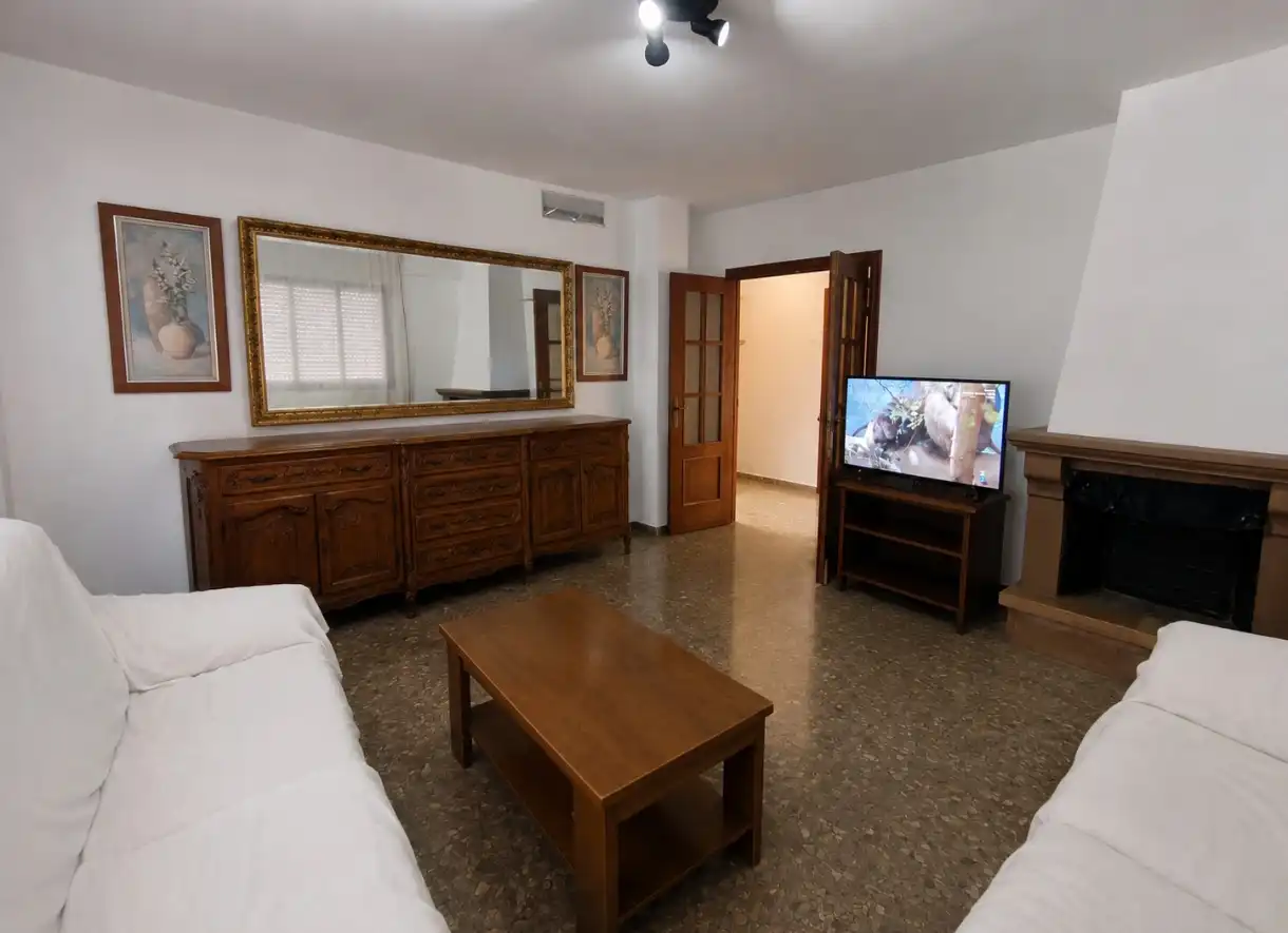Sala d'estar de Casa adosada en venda en Almería amb Aire condicionat, Terrassa i Moblat