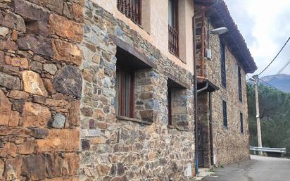Vista exterior de Finca rústica en venda en Pesaguero amb Jardí privat, Traster i Moblat