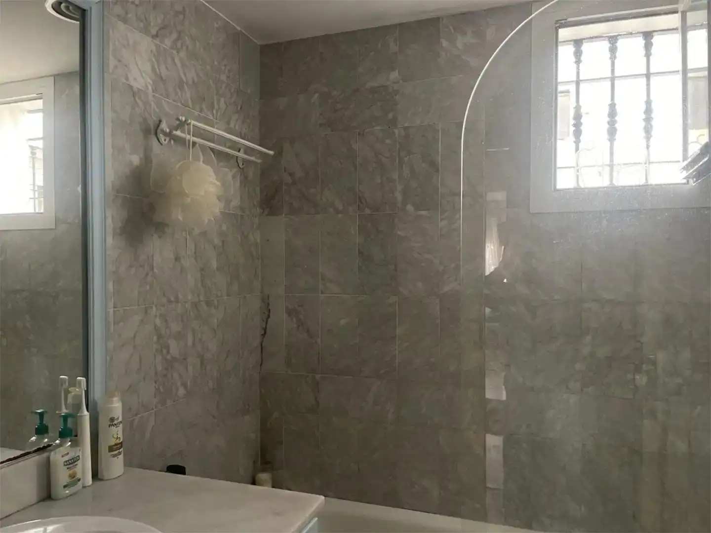 Badezimmer von Erdgeschoss zur Miete in Marbella mit Klimaanlage und Schwimmbad
