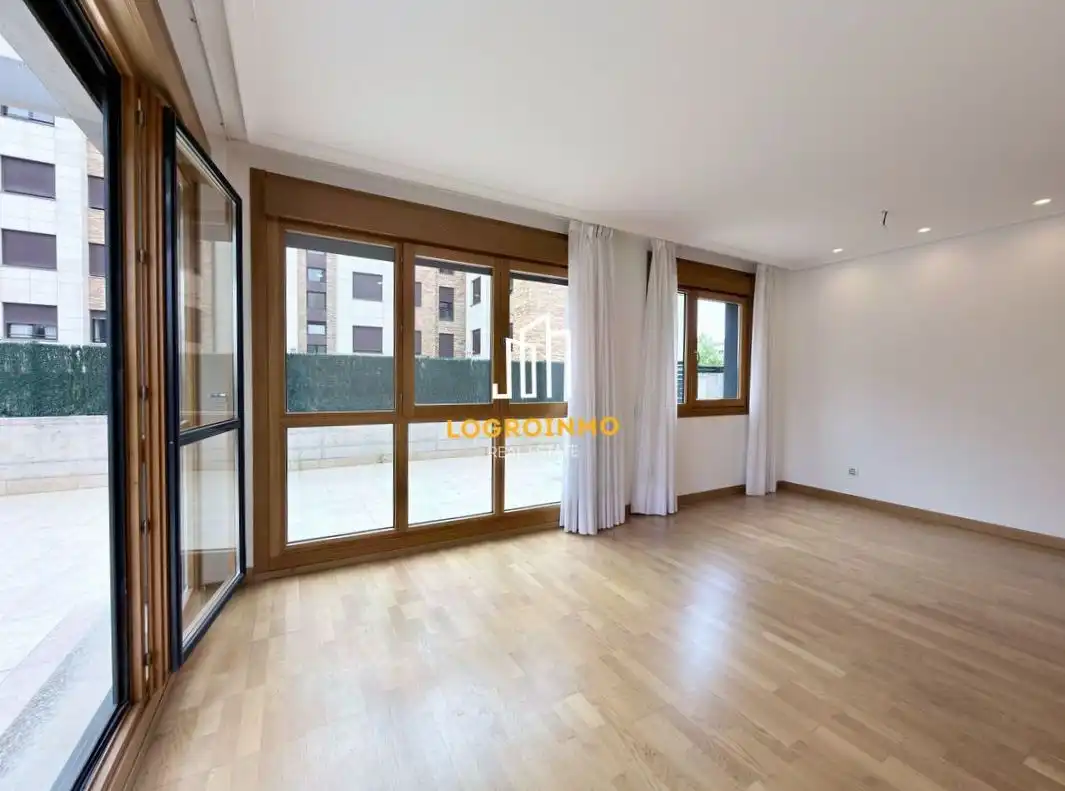 Exterior view of Flat for sale in  Logroño  with Air Conditioner, Heating and Private garden