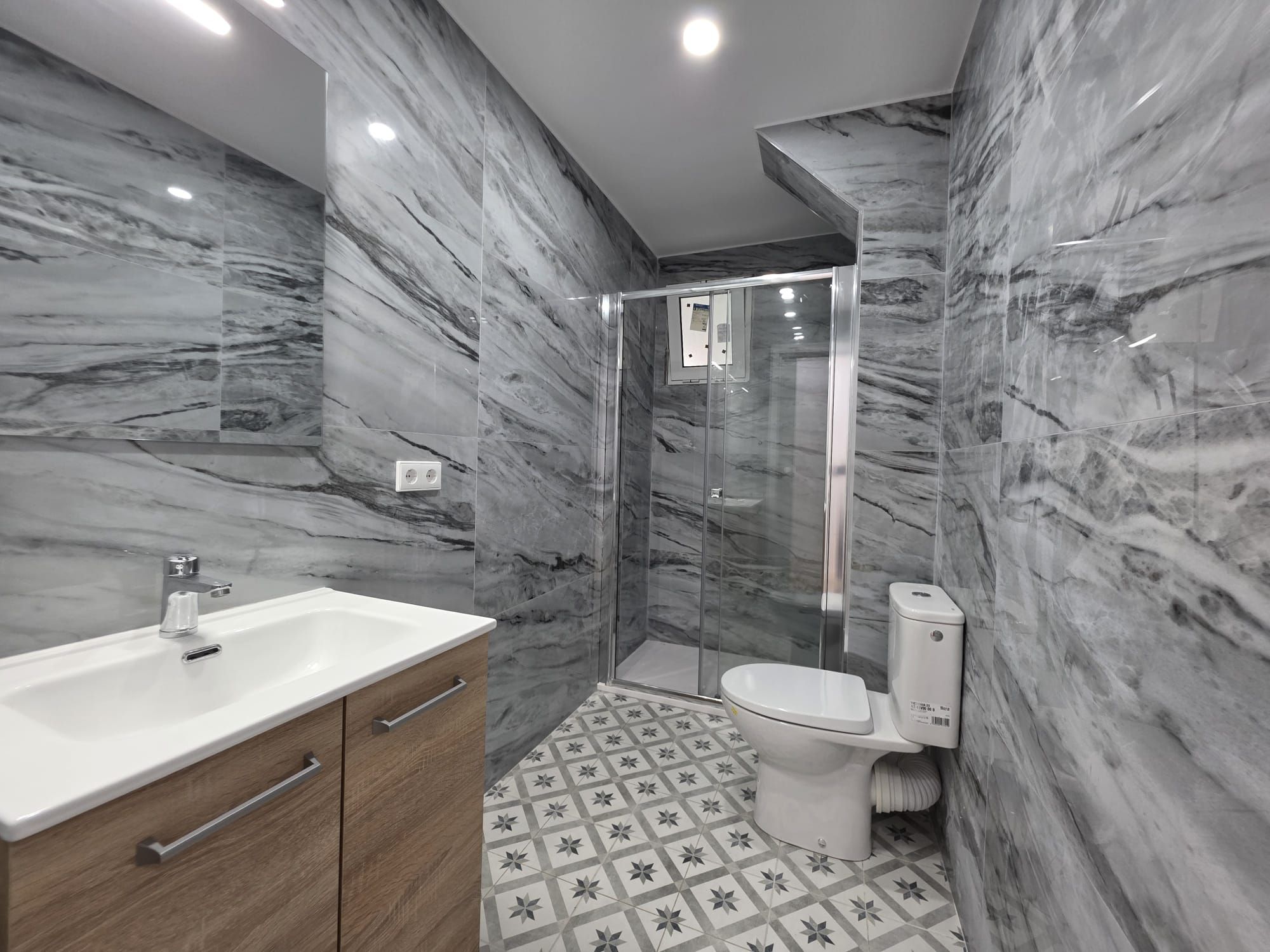 Bathroom of Planta baja for sale in Cornellà de Llobregat