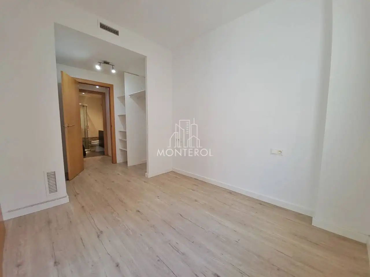Habitación de Piso en venta en Sabadell con Aire acondicionado, Calefacción y Piscina comunitaria