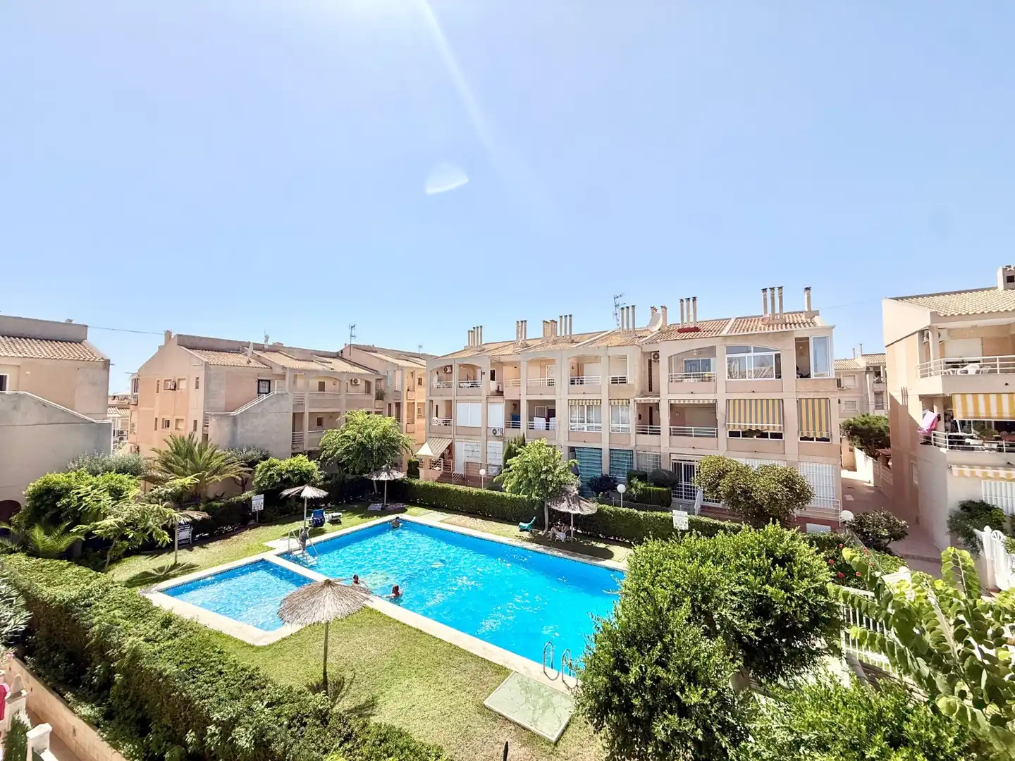 Außenansicht von Wohnungen zur Miete in Torrevieja mit Klimaanlage, Heizung und Terrasse