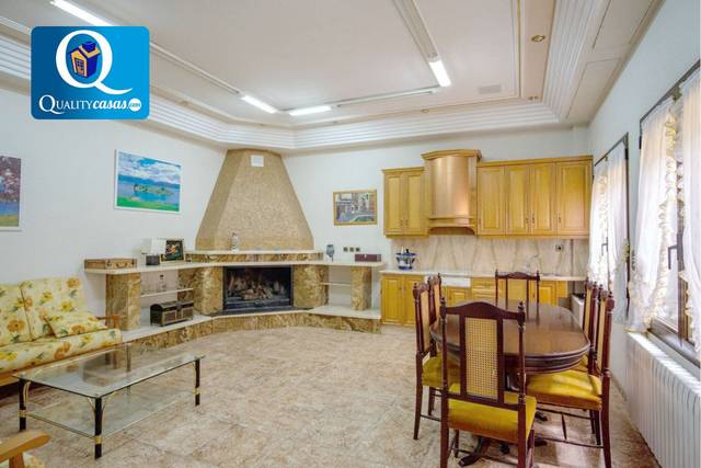 Casa adosada en Venta en Novelda