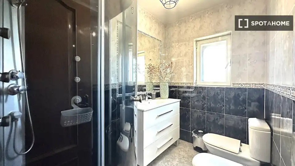 Bathroom of Flat for rent in Madrid  with Air Conditioner, Heating and Furnished