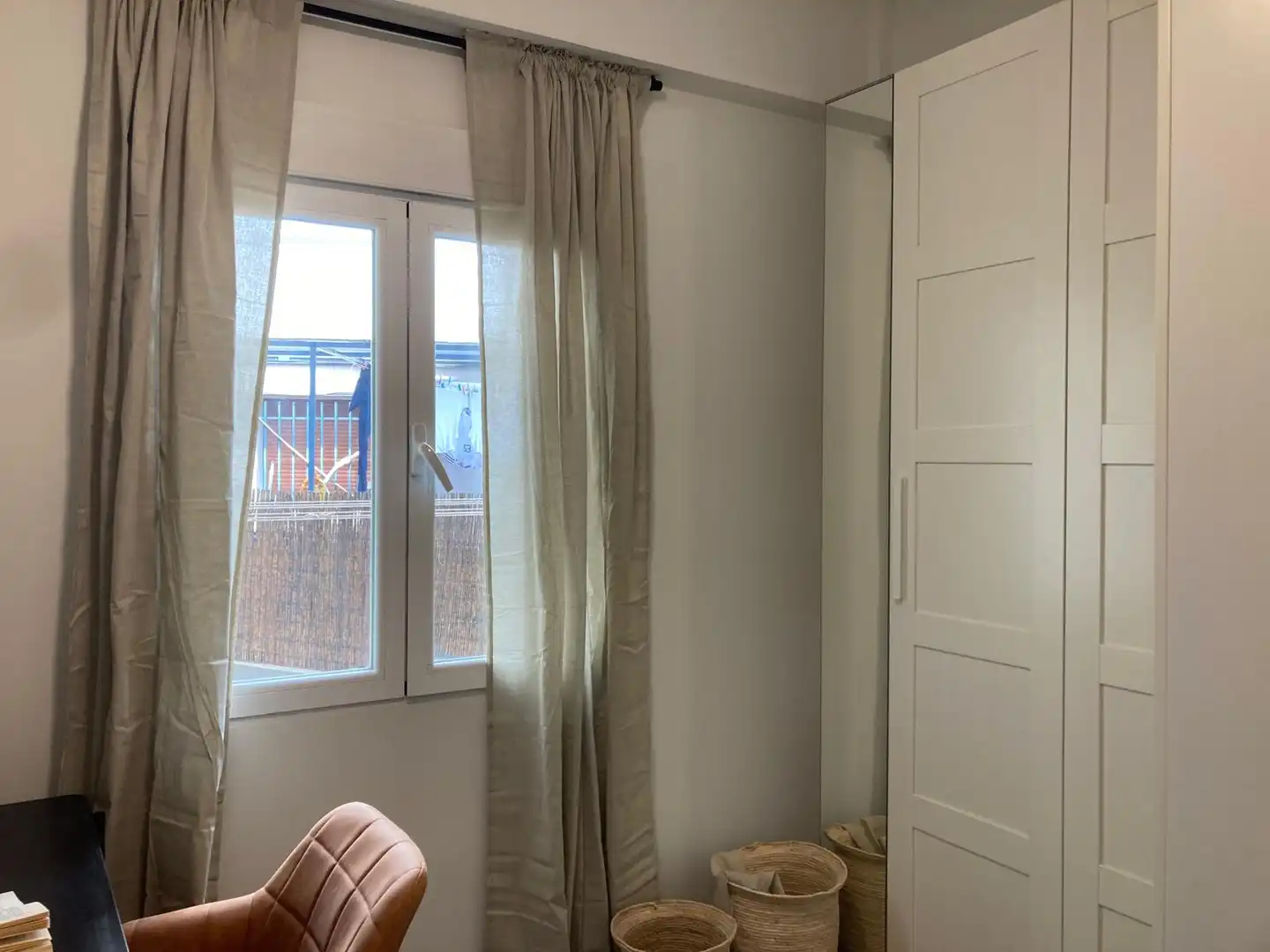 Dormitori de Apartament de lloguer en Madrid amb Aire condicionat, Calefacció i Moblat
