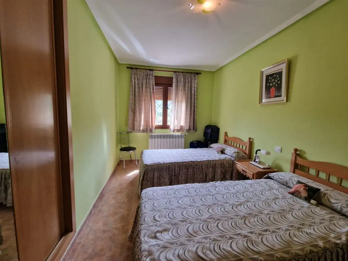 Dormitori de Casa o xalet en venda en Plasencia amb Aire condicionat, Jardí privat i Terrassa