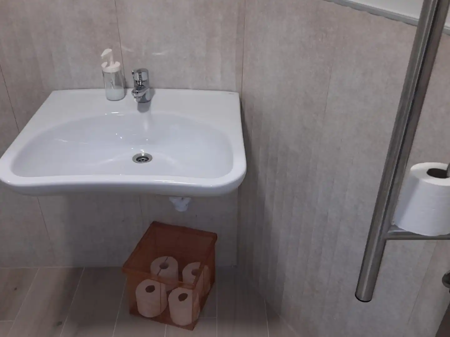 Badezimmer von Geschaftsraum zur Miete in Tres Cantos mit Heizung