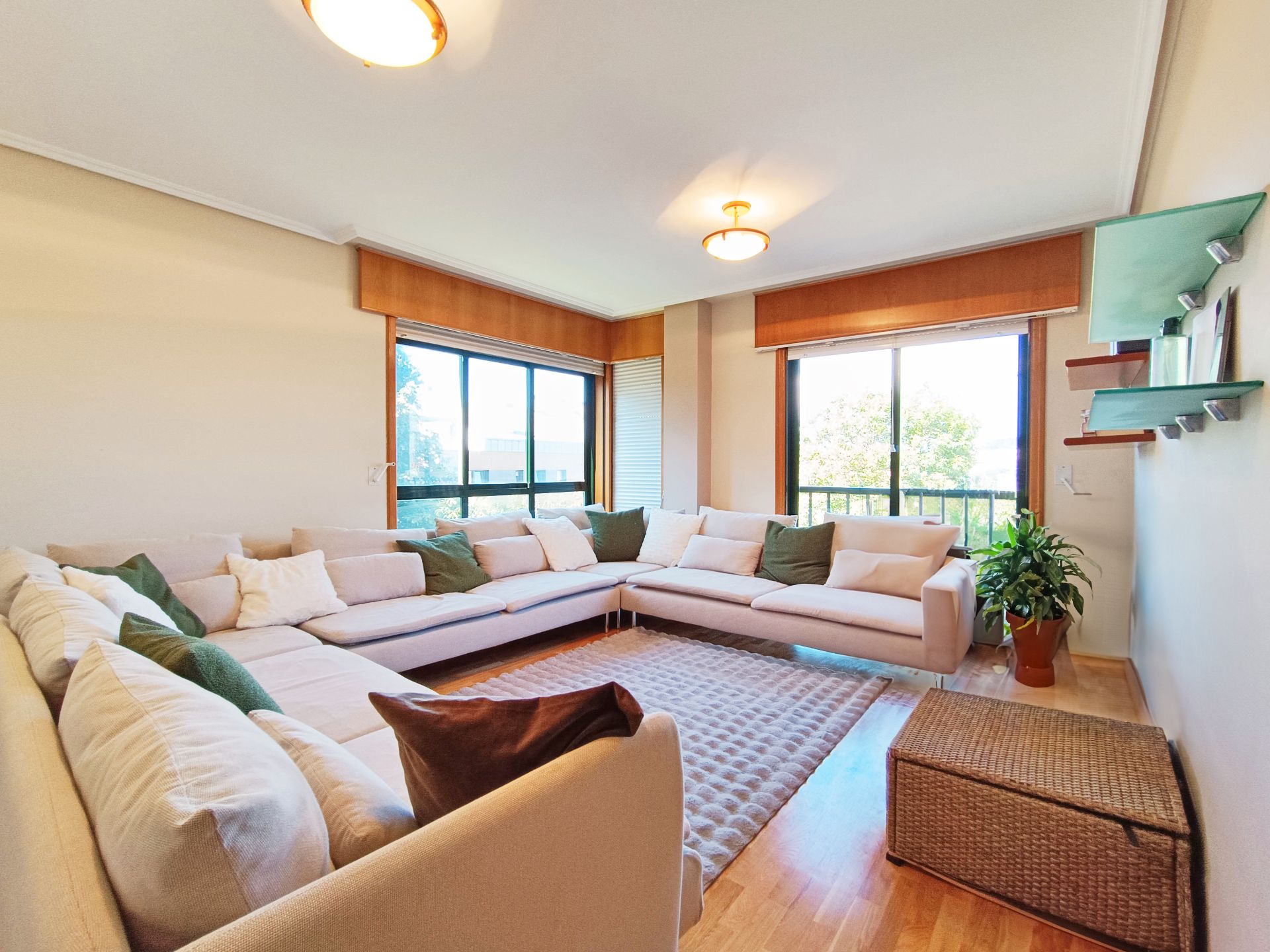 Sala de estar de Piso en venta en Oleiros con Calefacción, Parquet y Trastero