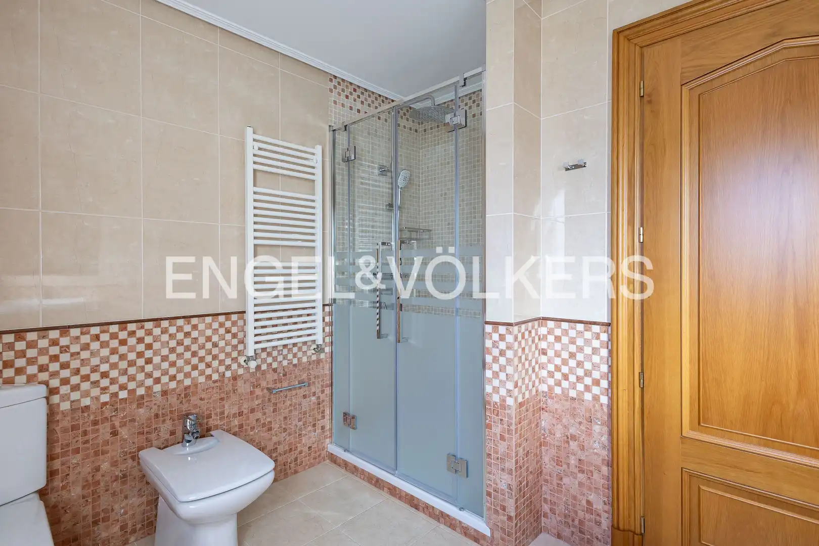 Bany de Casa o xalet de lloguer en Madrid amb Aire condicionat, Calefacció i Jardí privat