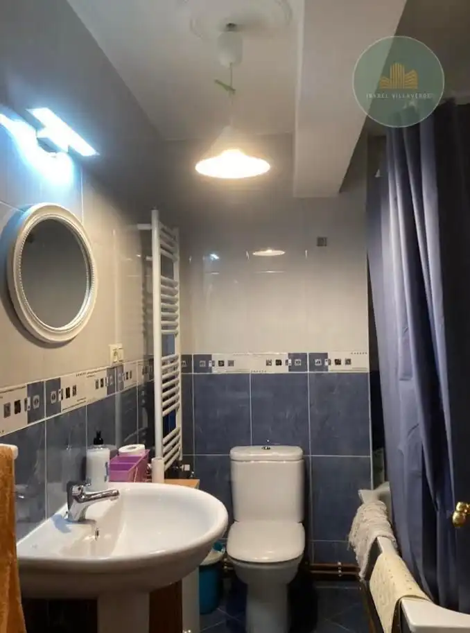 Baño de Piso de alquiler en A Coruña Capital  con Calefacción y Amueblado