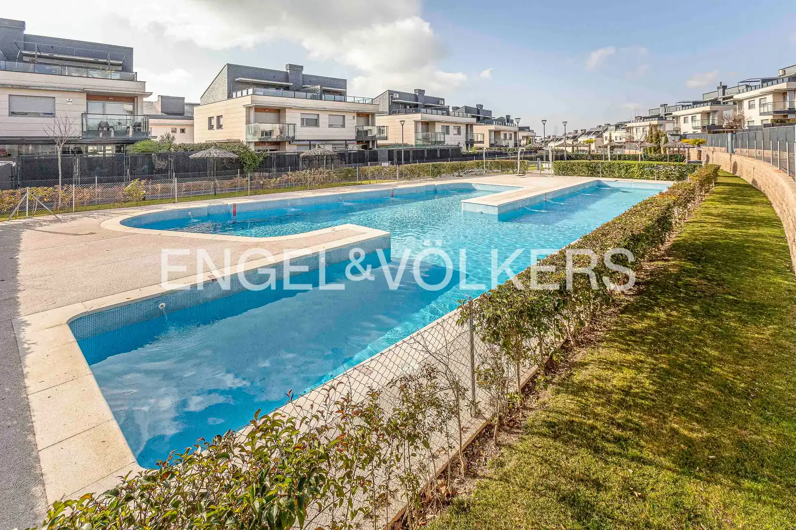 Piscina de Casa adosada en venda en Boadilla del Monte amb Aire condicionat, Calefacció i Jardí privat