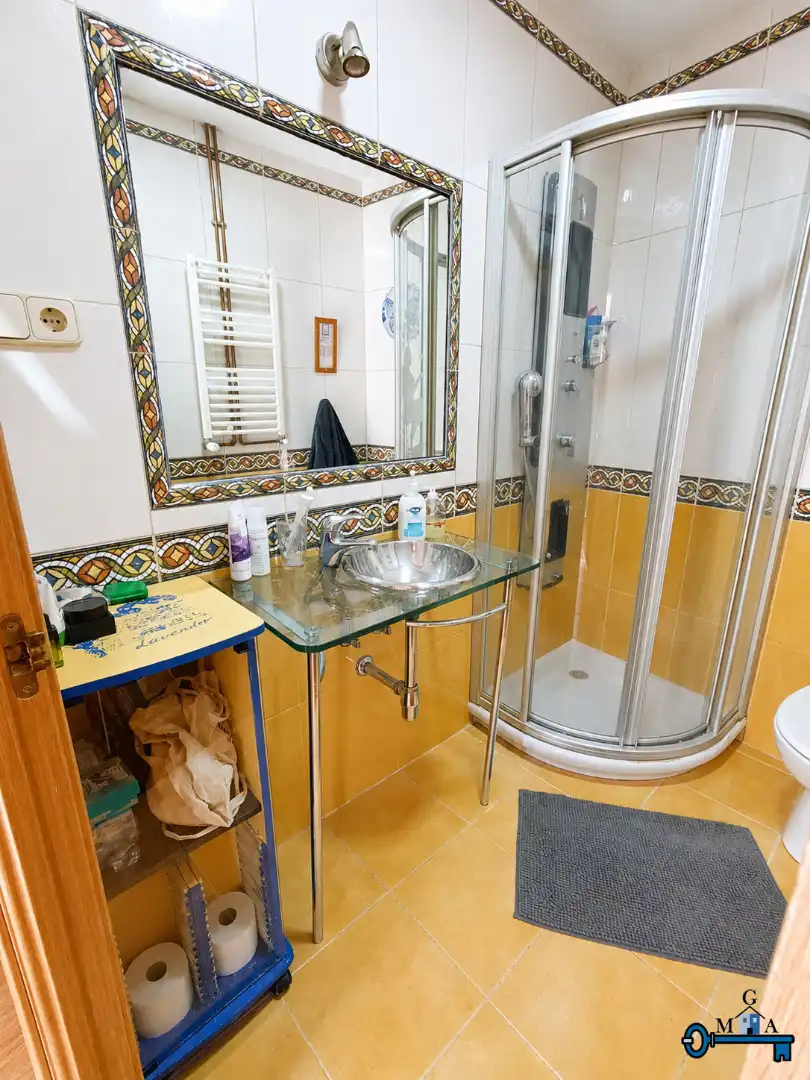 Bathroom of Flat for sale in Fuenlabrada  with Air Conditioner, Heating and Parquet flooring