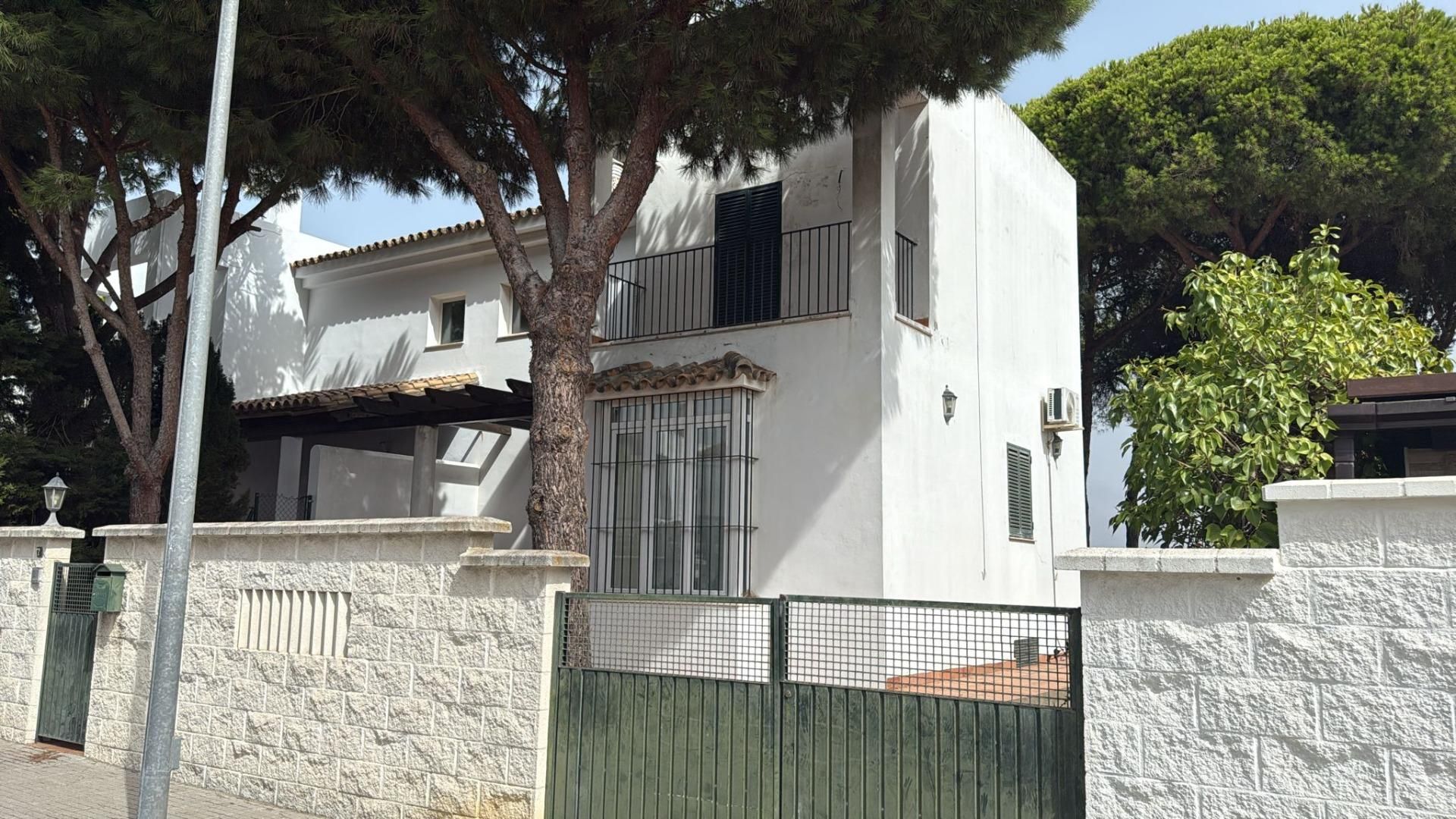 Vista exterior de Casa adosada en venta en Chiclana de la Frontera con Jardín privado, Terraza y Balcón