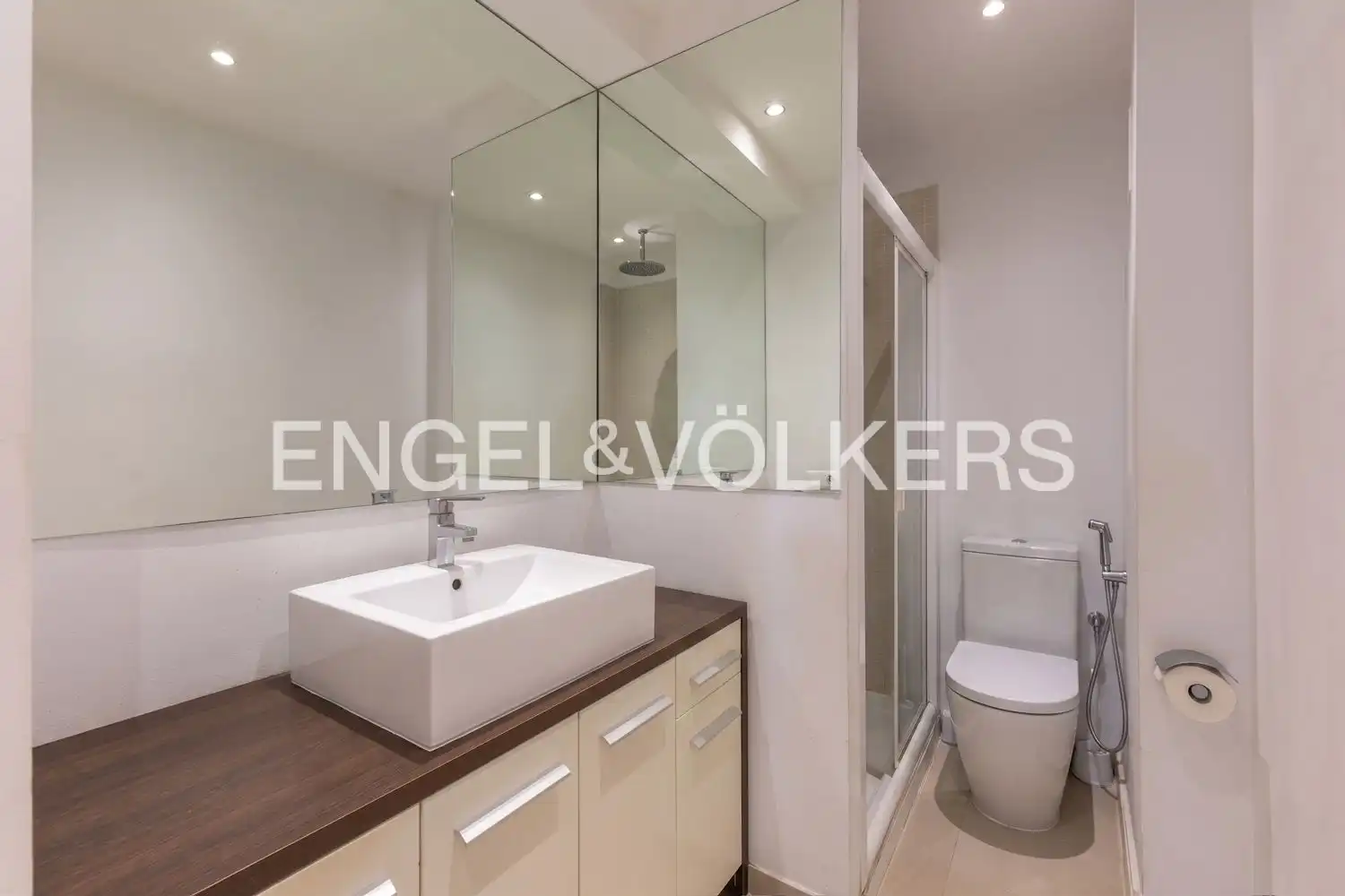 Baño de Piso en venta en Valencia con Aire acondicionado, Calefacción y Balcón