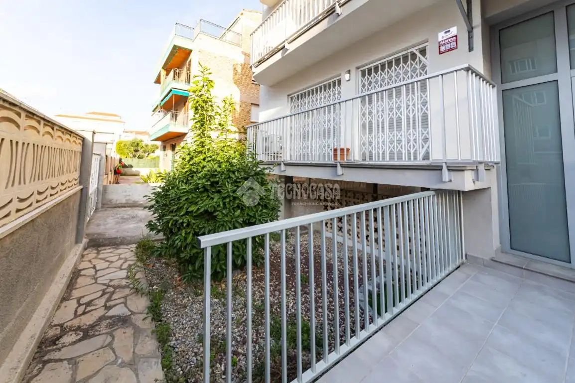 Vista exterior de Piso en venta en Cunit con Aire acondicionado, Parquet y Terraza