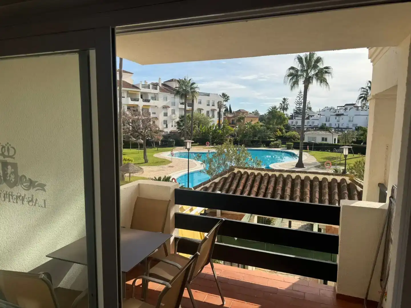 Außenansicht von Wohnungen zur Miete in Marbella mit Klimaanlage, Terrasse und Schwimmbad
