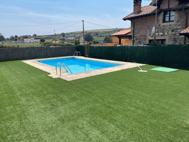 Piscina de Casa adosada en venda en Suances amb Calefacció, Jardí privat i Parquet