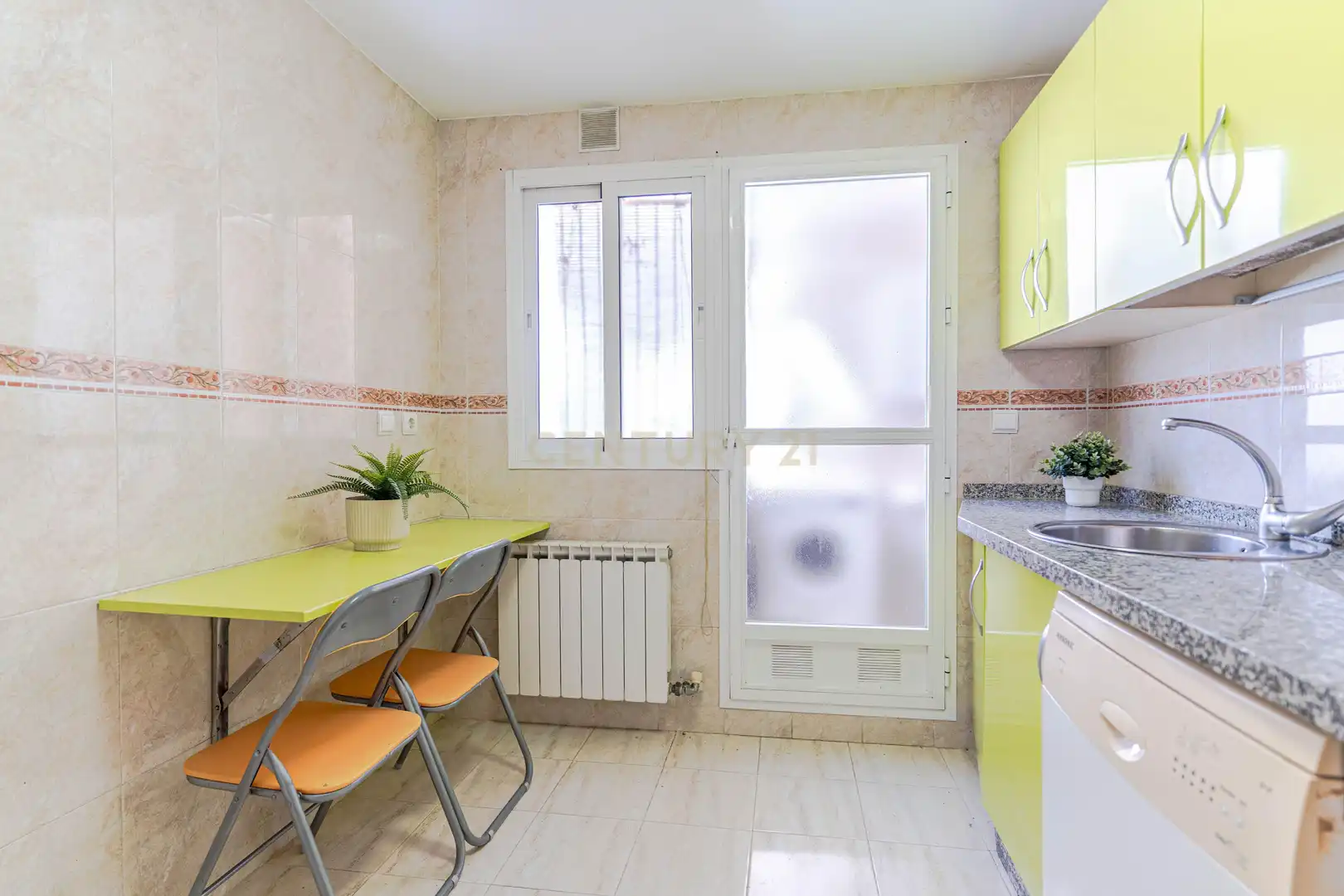 Cuina de Apartament en venda en Churriana de la Vega amb Jardí privat i Piscina comunitària