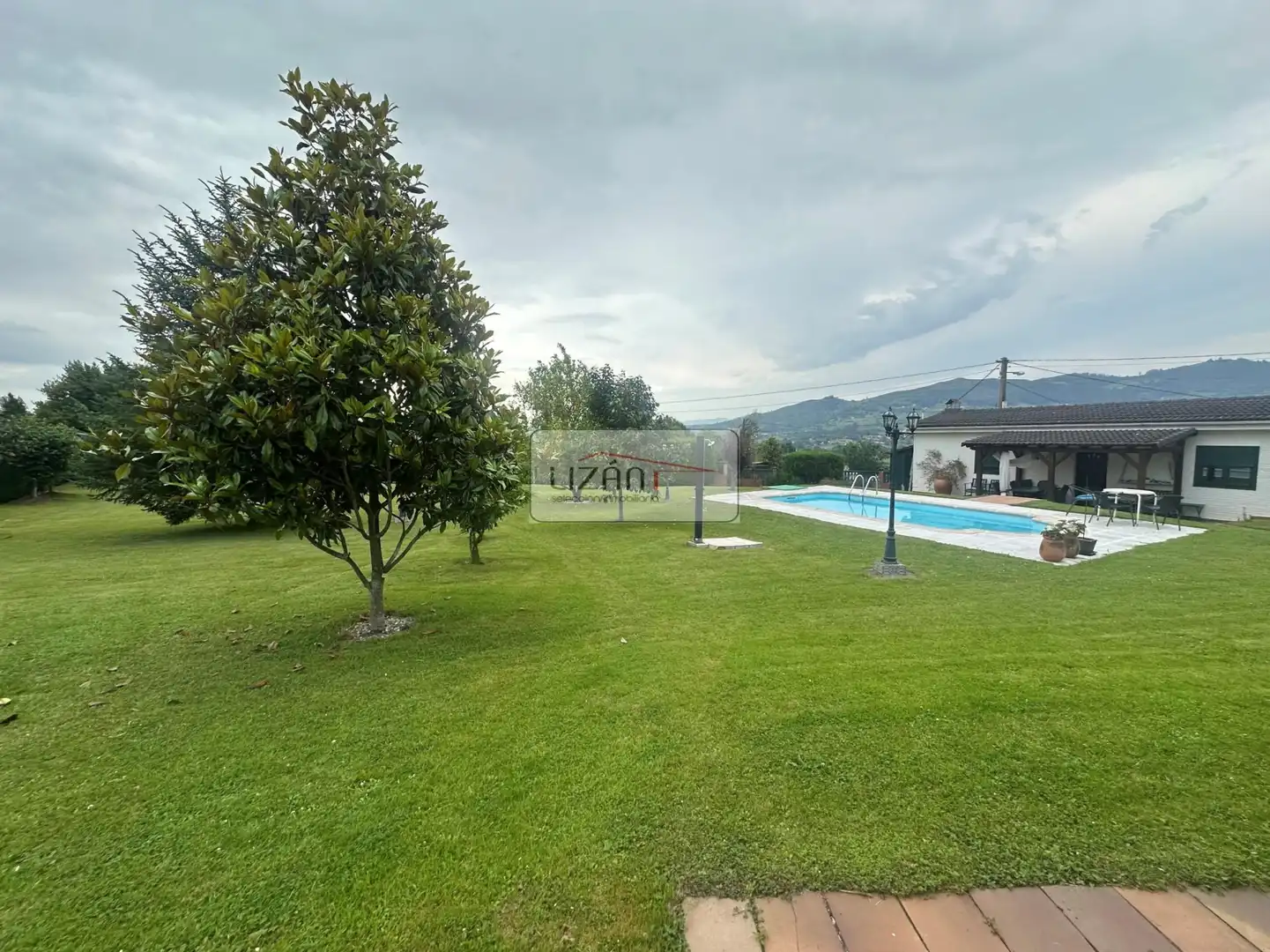 Jardí de Casa o xalet en venda en Oviedo  amb Calefacció, Jardí privat i Terrassa