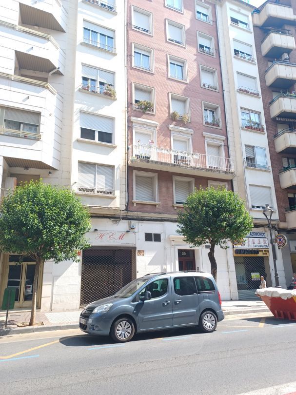 Vista exterior de Pis en venda en  Logroño amb Calefacció, Traster i Balcó