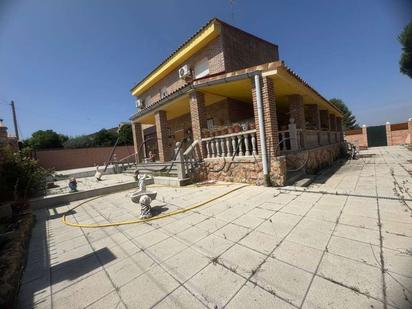 Vista exterior de Casa o xalet en venda en Yuncos amb Calefacció, Jardí privat i Terrassa