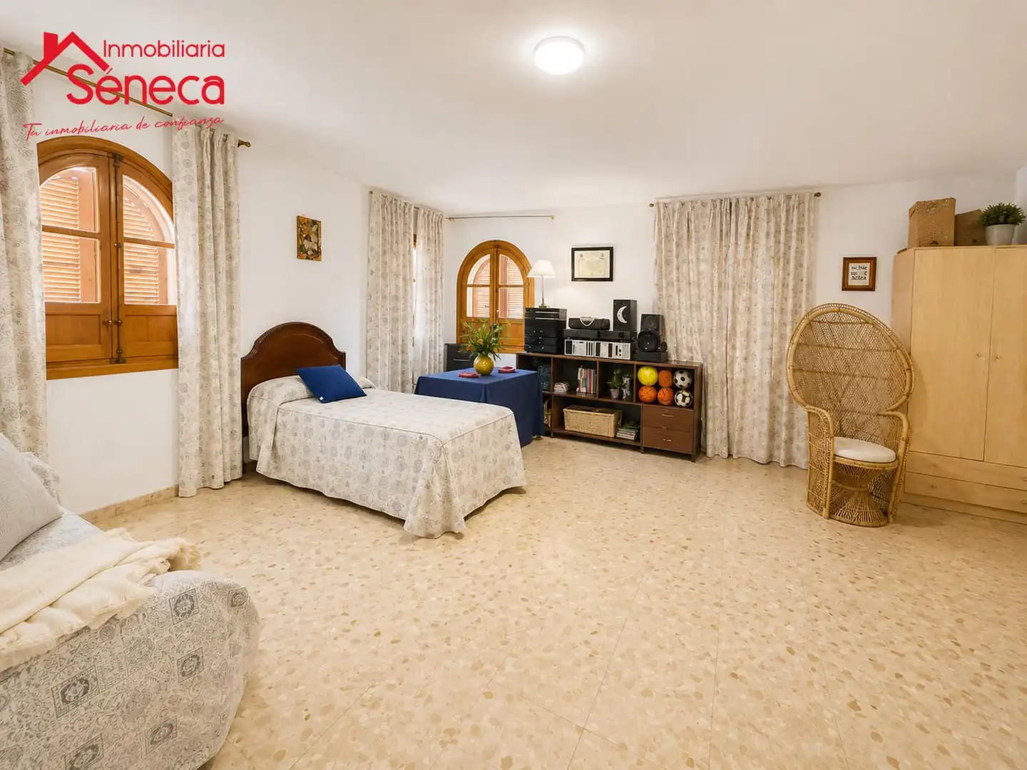 Sala d'estar de Casa o xalet en venda en Córdoba amb Traster i Piscina