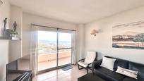 Sala d'estar de Pis en venda en Benalmádena amb Terrassa, Moblat i Piscina comunitària