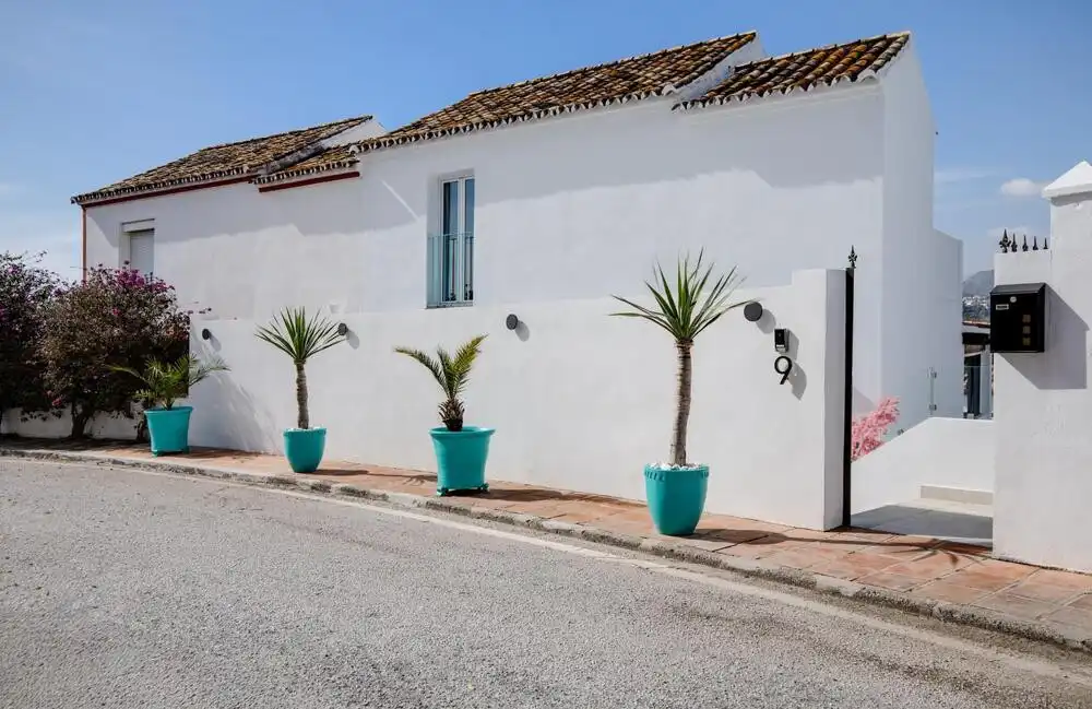 Vista exterior de Casa adosada en venda en Marbella amb Aire condicionat, Jardí privat i Terrassa