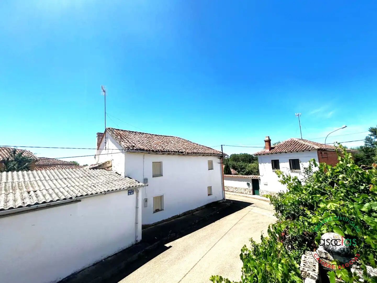 Vista exterior de Casa o xalet en venda en Villazanzo de Valderaduey amb Jardí privat, Terrassa i Moblat