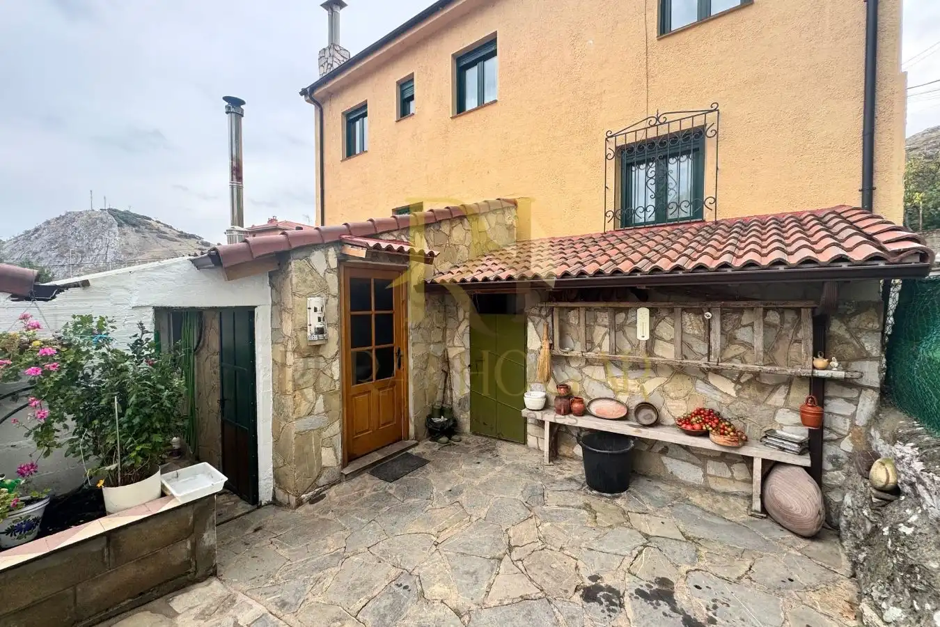 Vista exterior de Casa o xalet en venda en La Pola de Gordón  amb Calefacció i Jardí privat