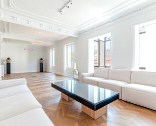 Sala d'estar de Apartament de lloguer en  Madrid Capital amb Aire condicionat i Terrassa