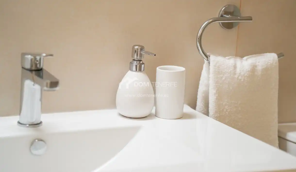Baño de Piso en venta en Adeje con Terraza, Trastero y Piscina