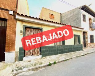Vista exterior de Casa adosada en venda en Madridejos amb Jardí privat