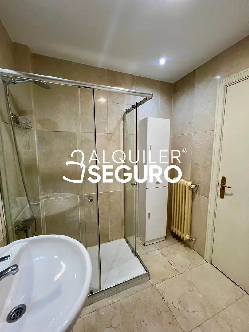 Baño de Piso de alquiler en Madrid con Aire acondicionado, Calefacción y Amueblado