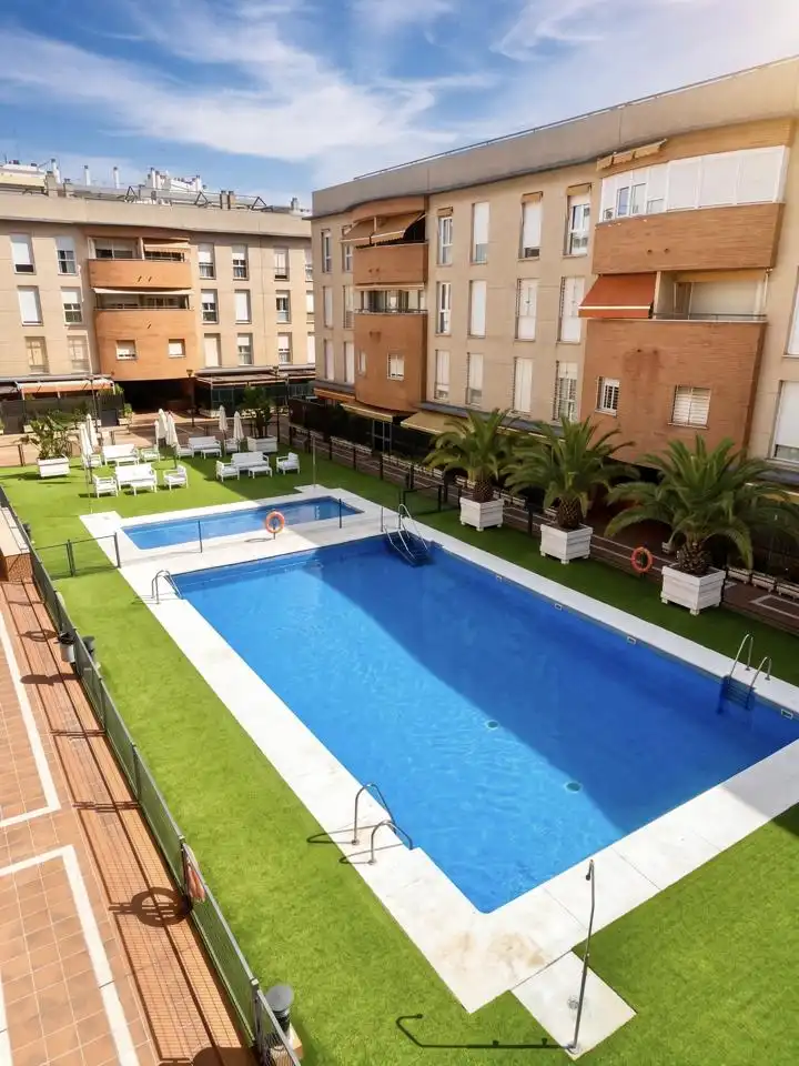 Piscina de Pis de lloguer en Sevilla amb Aire condicionat, Terrassa i Moblat