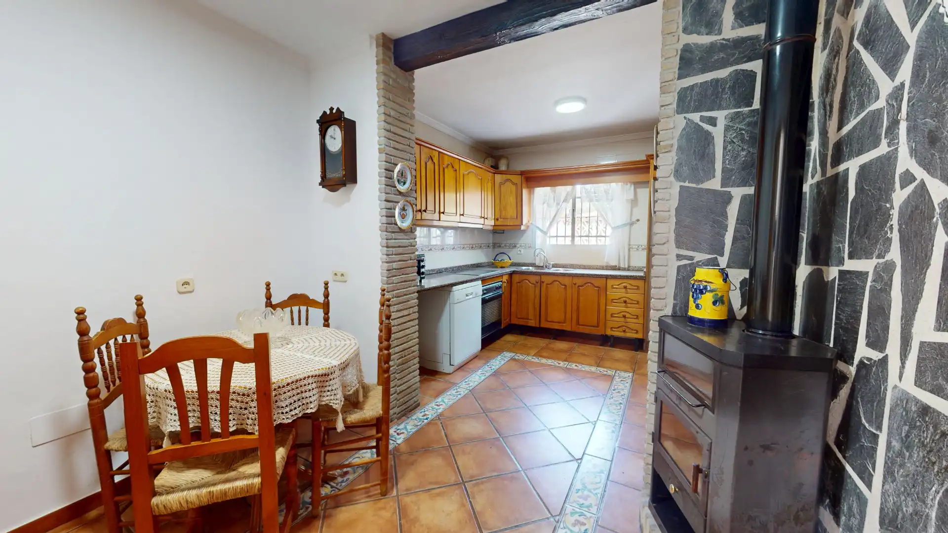 Cuina de Casa adosada en venda en Málaga amb Jardí privat, Terrassa i Forn