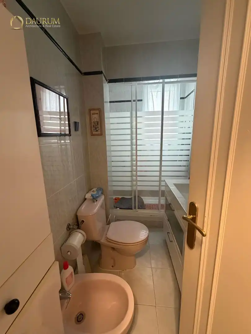 Baño de Piso en venta en Madrid con Calefacción, Piscina y Amueblado