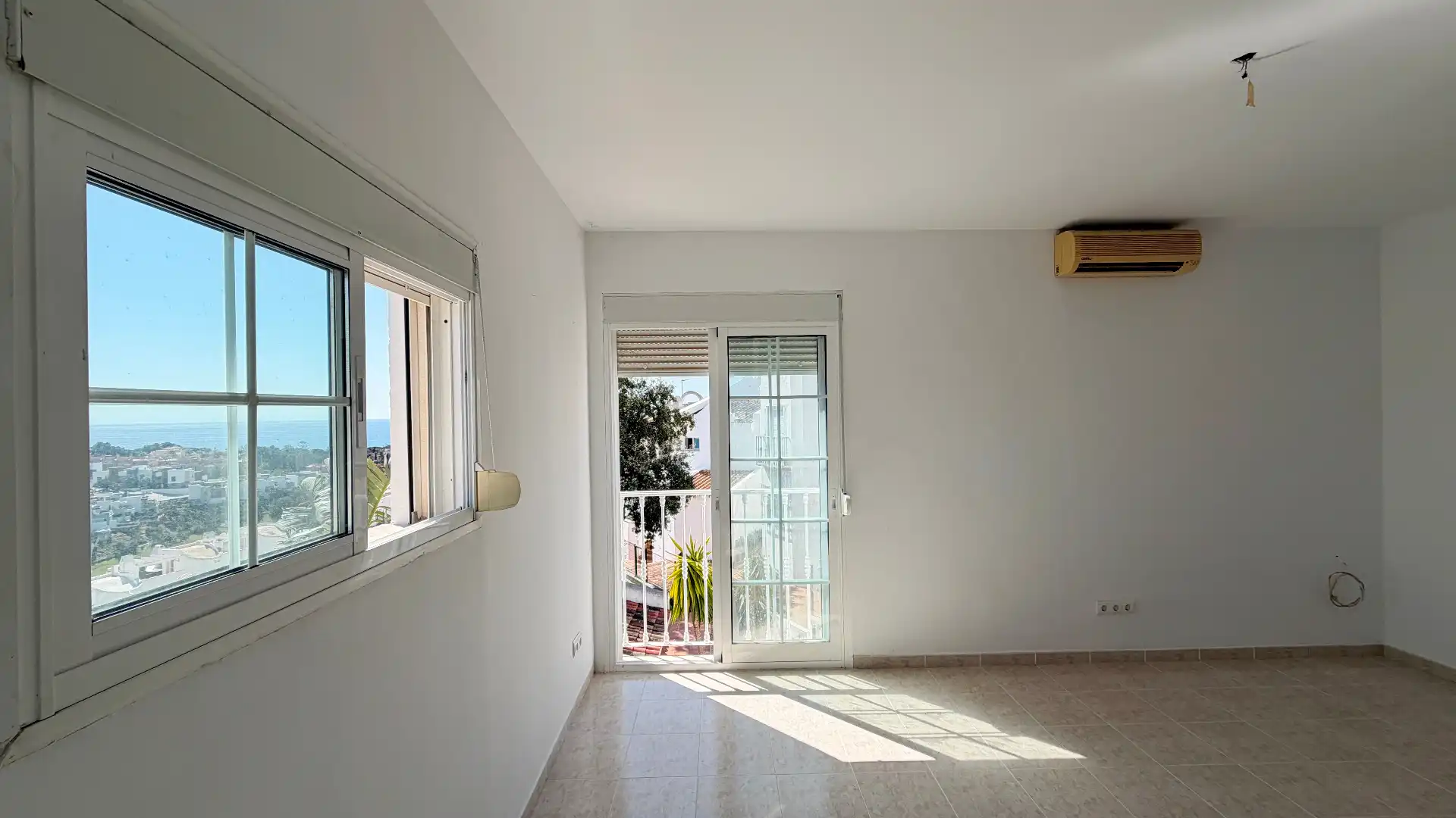 Sala d'estar de Casa adosada en venda en Marbella amb Aire condicionat, Terrassa i Balcó