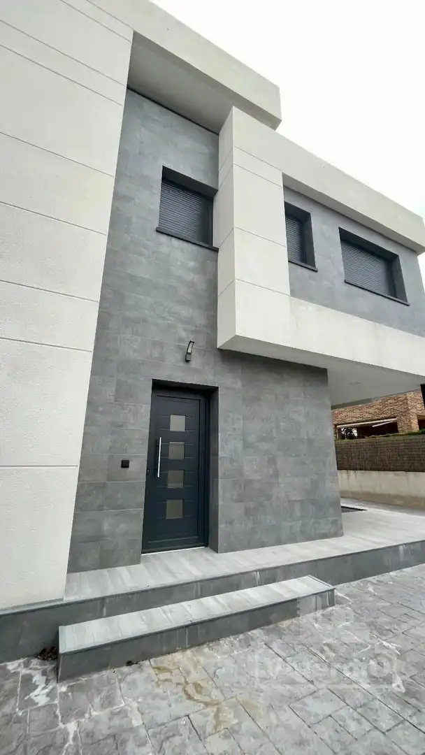 Vista exterior de Casa adosada en venda en Población de Arroyo amb Calefacció i Piscina