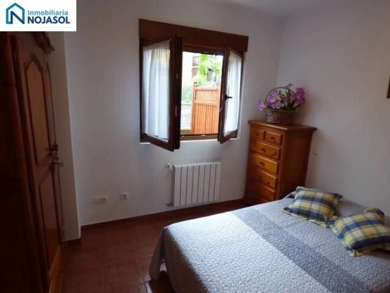 Schlafzimmer von Einfamilien-Reihenhaus zum Verkauf in Bareyo mit Heizung, Terrasse und Möbliert