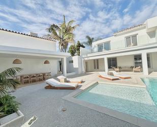 Vista exterior de Casa o xalet de lloguer en Marbella amb Aire condicionat, Terrassa i Piscina