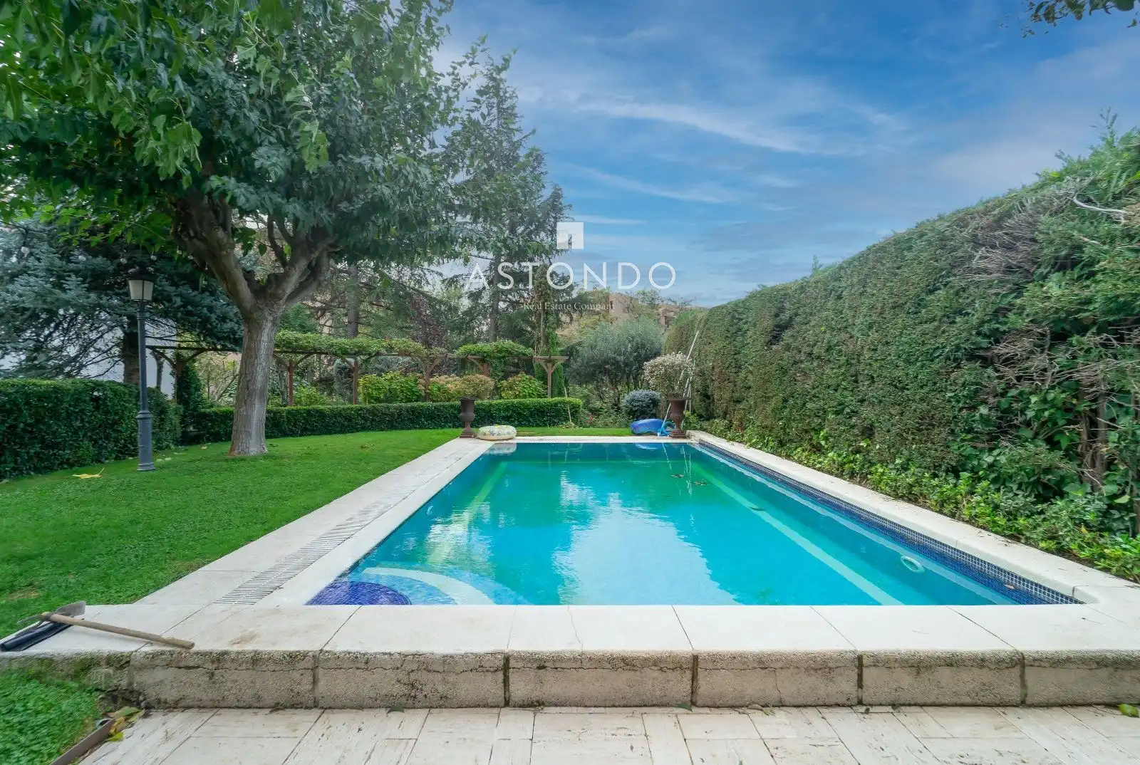Swimming pool of Houses for rent in Madrid  with Air Conditioner, Heating and Terrace
