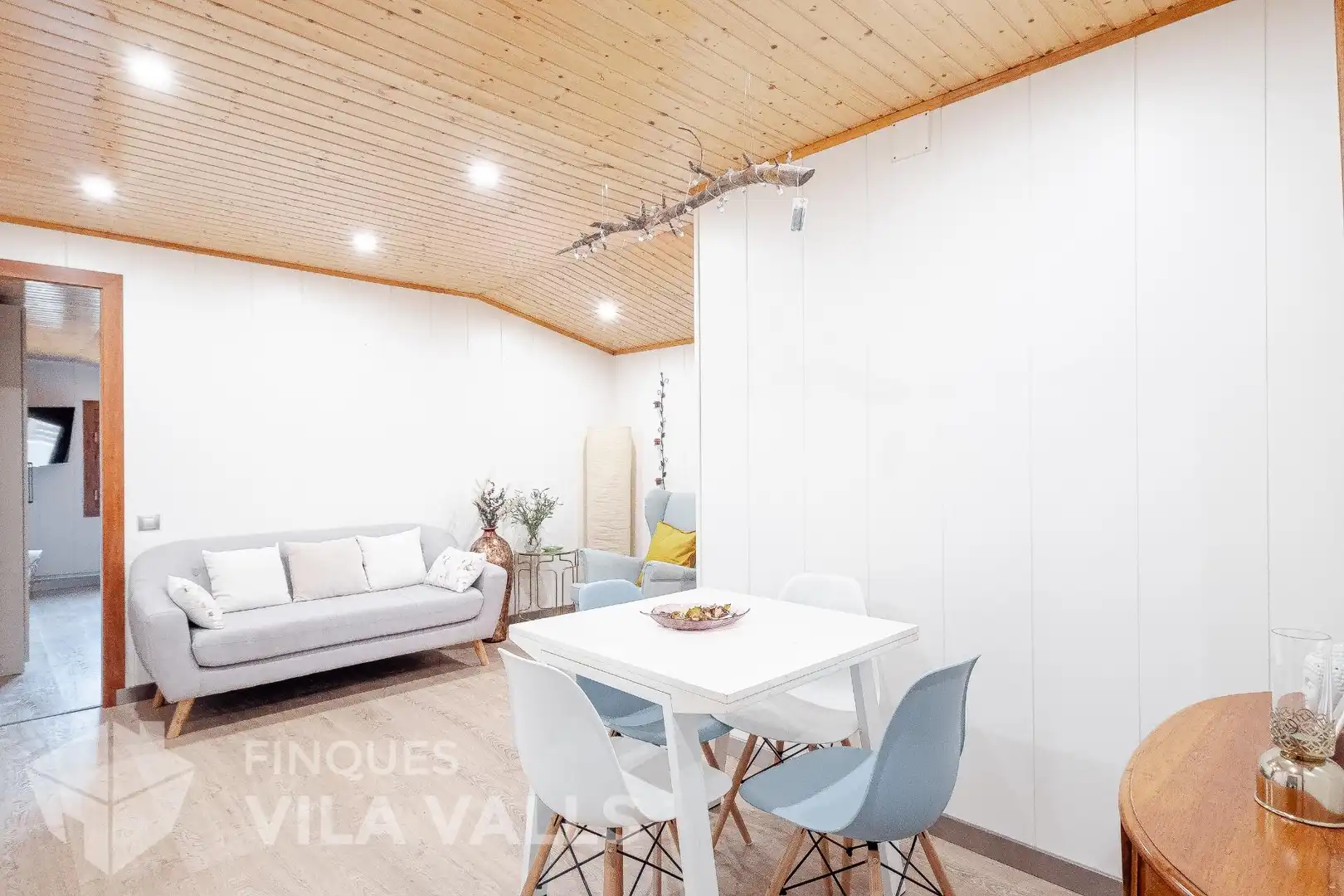 Sala d'estar de Casa o xalet en venda en Sant Quirze Safaja amb Jardí privat, Parquet i Terrassa