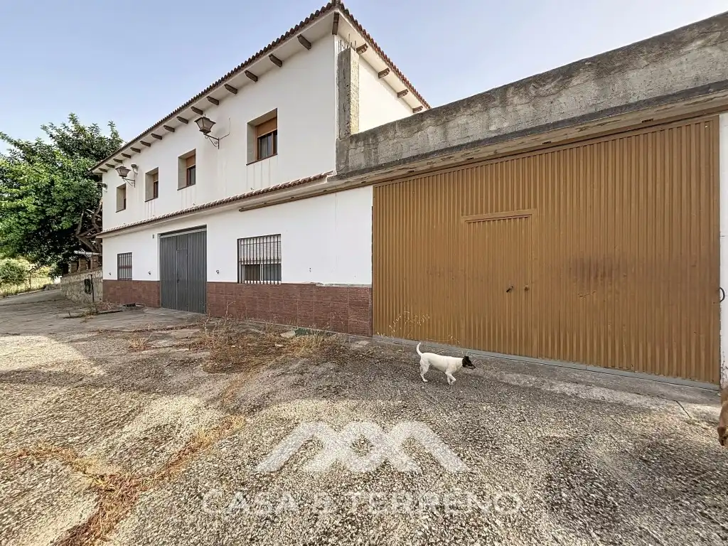 Vista exterior de Casa o xalet en venda en El Burgo amb Aire condicionat, Jardí privat i Moblat