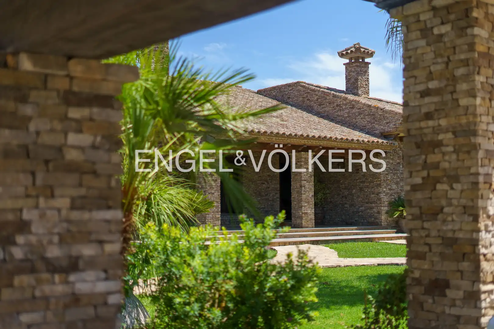 Vista exterior de Casa o xalet en venda en Chiclana de la Frontera amb Aire condicionat, Calefacció i Jardí privat