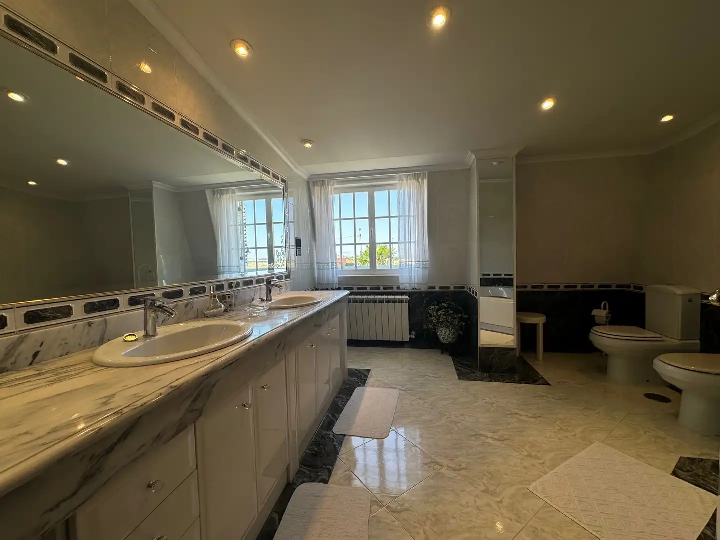 Baño de Casa adosada en venta en Valoria la Buena con Calefacción, Jardín privado y Parquet