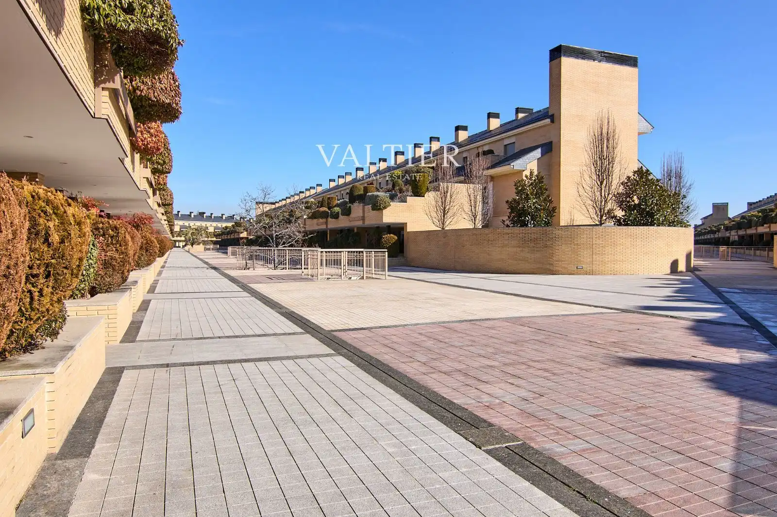 Vista exterior de Casa adosada en venda en Pozuelo de Alarcón amb Aire condicionat, Traster i Piscina