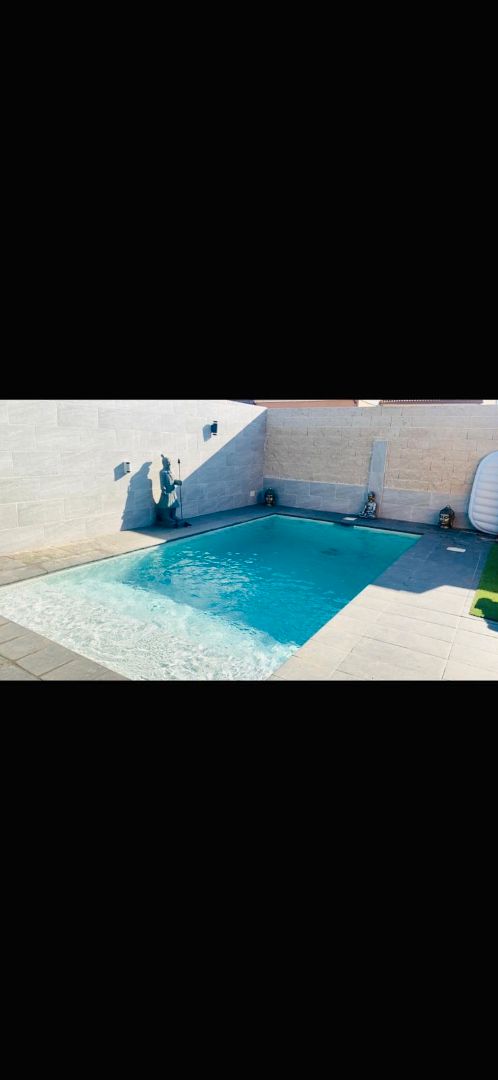 Piscina de Casa adosada en venda en Nambroca amb Aire condicionat, Calefacció i Jardí privat